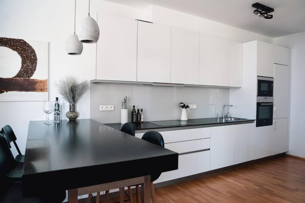 Prague Marina River View Apartment Close To City Centre Free Parking Eksteriør billede