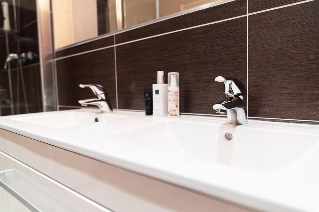 Prague Marina River View Apartment Close To City Centre Free Parking Eksteriør billede