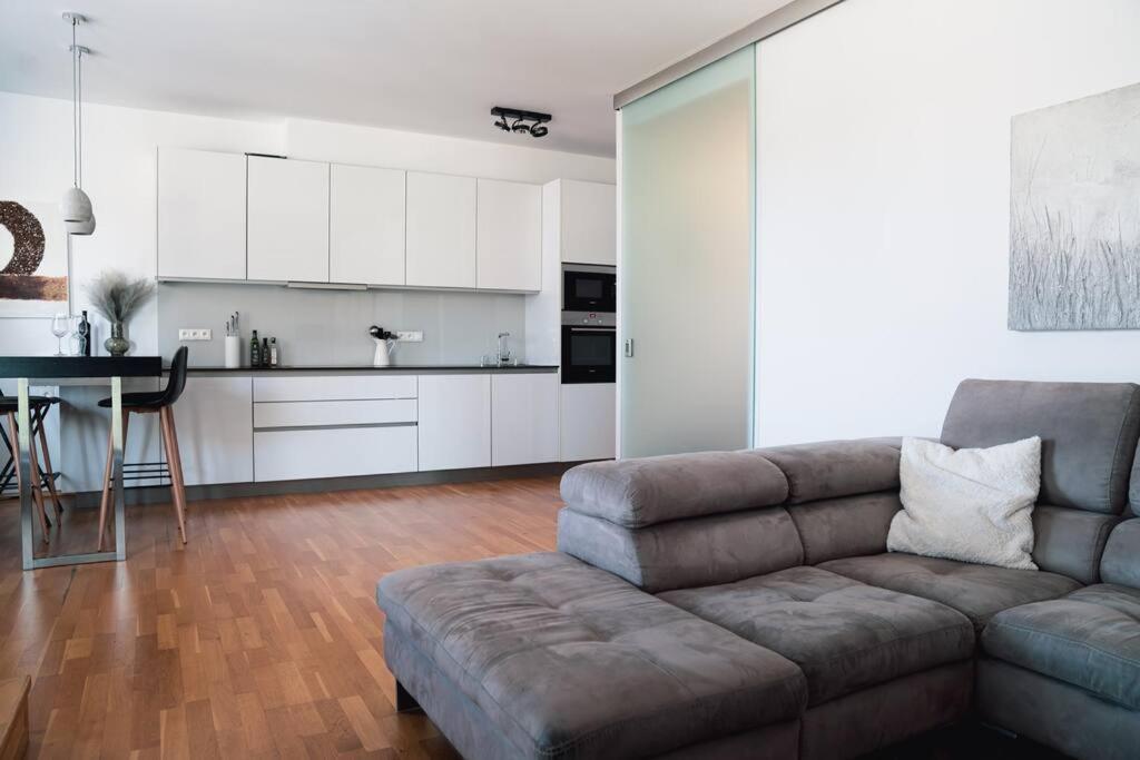 Prague Marina River View Apartment Close To City Centre Free Parking Eksteriør billede
