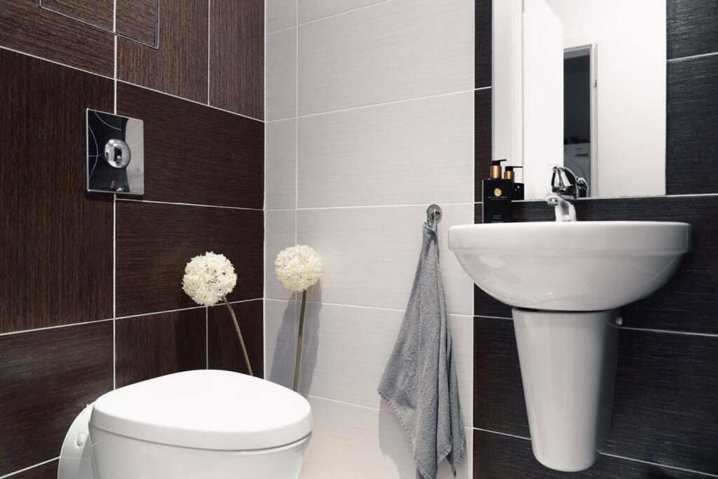 Prague Marina River View Apartment Close To City Centre Free Parking Eksteriør billede